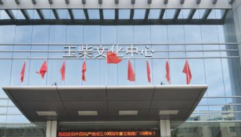 自治区优秀党务工作者、自治区国资委党委优秀共产党员、玉柴集团模范共产党员、玉柴集团优秀党务工作者合影