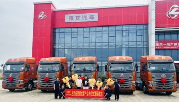 八年老客户再度托付信赖!玉柴机电玉林公司交付一批乘龙H7复合型牵引车